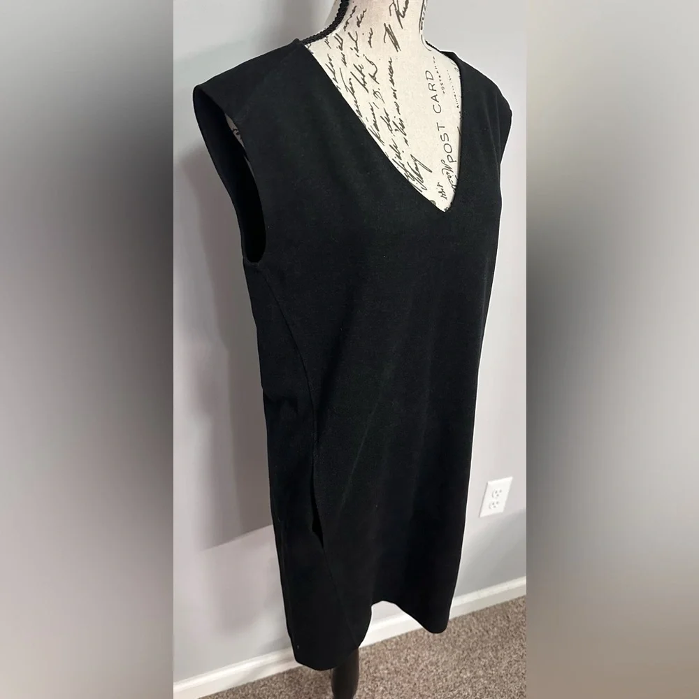 ๐ค Club Monaco V-Neck Top โ Black ๐ค - Picture 4 of 13